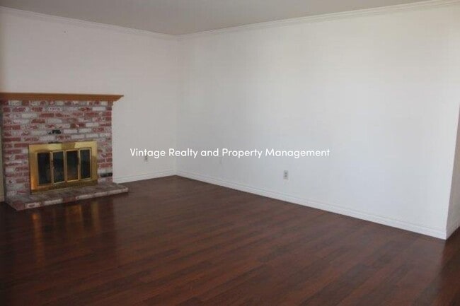 Building Photo - Back On The Rental Market Nice Single Story 3 Bedroom Home!!!
