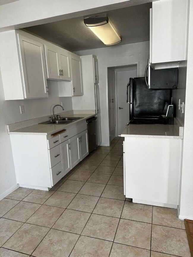 Building Photo - "PRIME LOCATION" ONE BEDROOM ONE BATHROOM ...