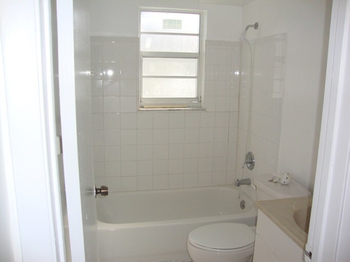 Building Photo - 710 7th St