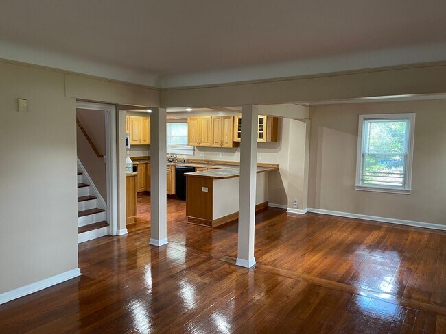 Building Photo - Charming Brick Colonial 4Bds/2.5Ba on larg...