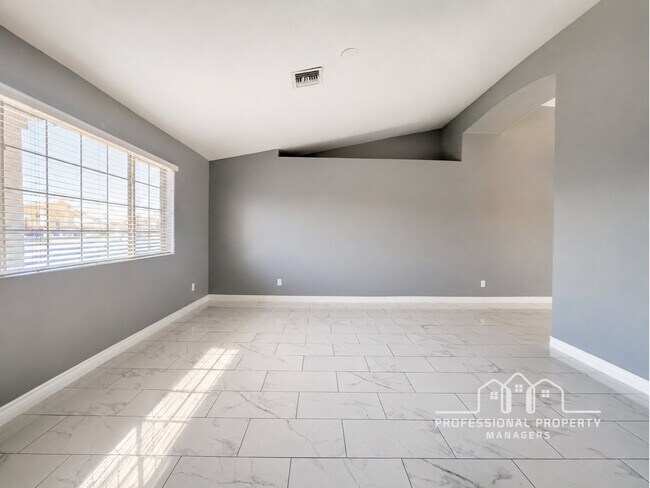 Foto del edificio - 4-bedroom, 3-bathroom home in Parkway Place