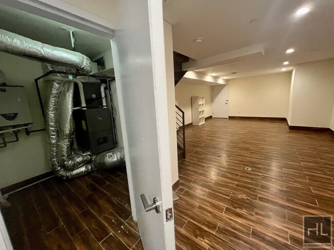 Building Photo - Ground level brownstone duplex w/ private ...
