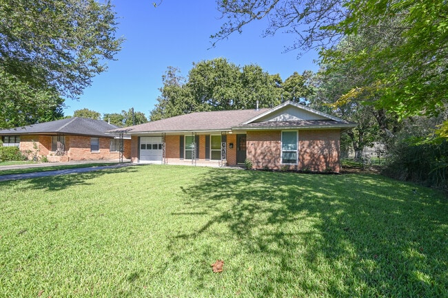 Building Photo - 1602 Sheridan Dr