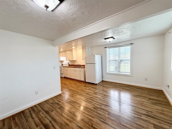 Building Photo - 232 S Tesch St