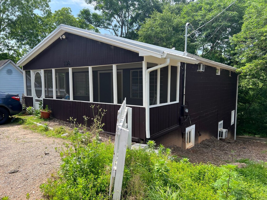 Building Photo - 2 bedroom Duplex