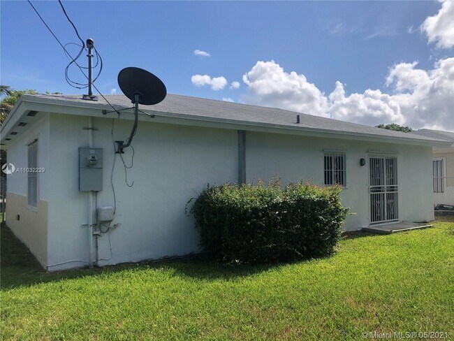 Foto del edificio - 10831 W Old Cutler Rd