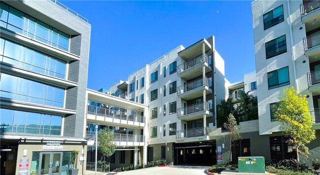 Foto del edificio - Contemporary & Luxury Living 1 bdr plus den