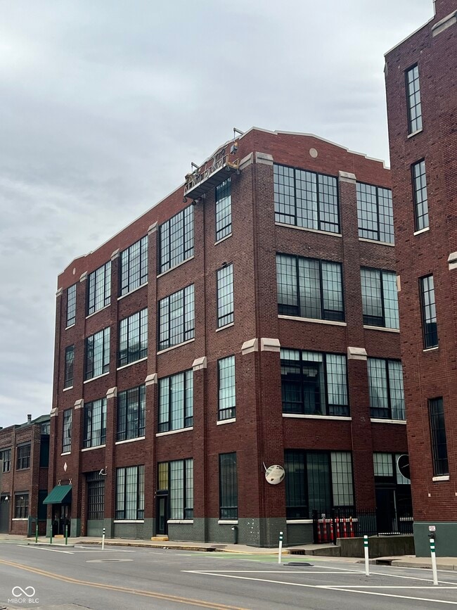 Building Photo - 630 N College Ave