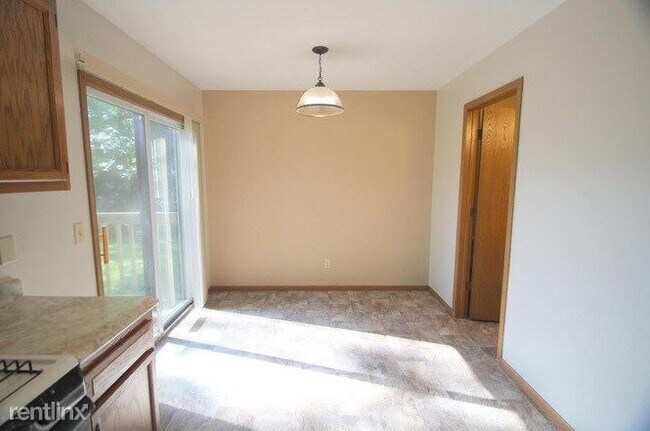 Building Photo - 2 br, 1.5 bath Duplex - 920 Emerald Ave NE