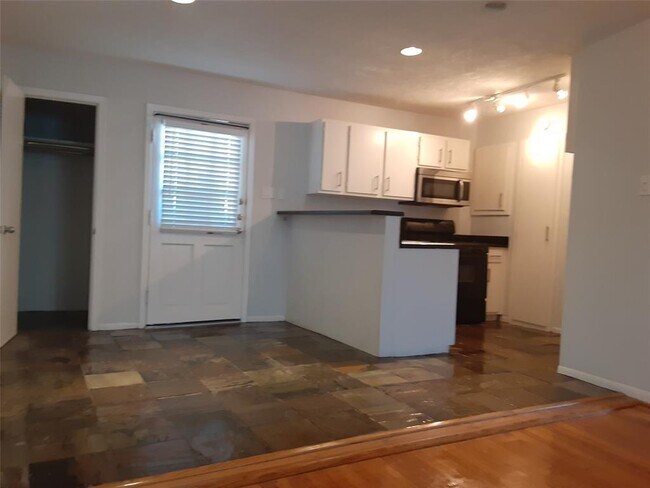 Foto del edificio - 1746 1/2-1742 Banks St