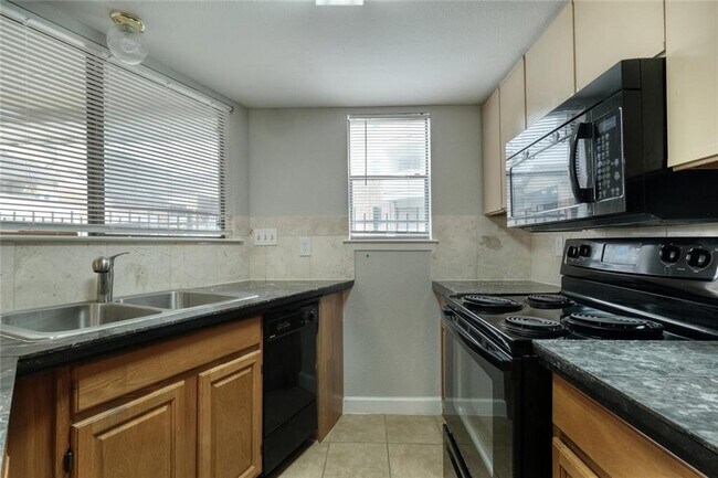 Foto del edificio - 2500 Burleson Rd