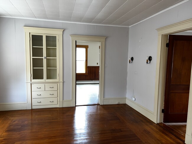 Building Photo - 19 Maple St