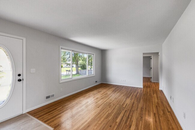 Building Photo - Freshly remodeled 4 Bed Rambler AV/Rosemou...