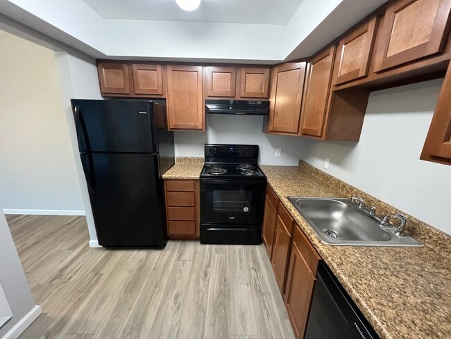 2RB, 1BA - 881SF - Kitchen - Fountainview East Apartments