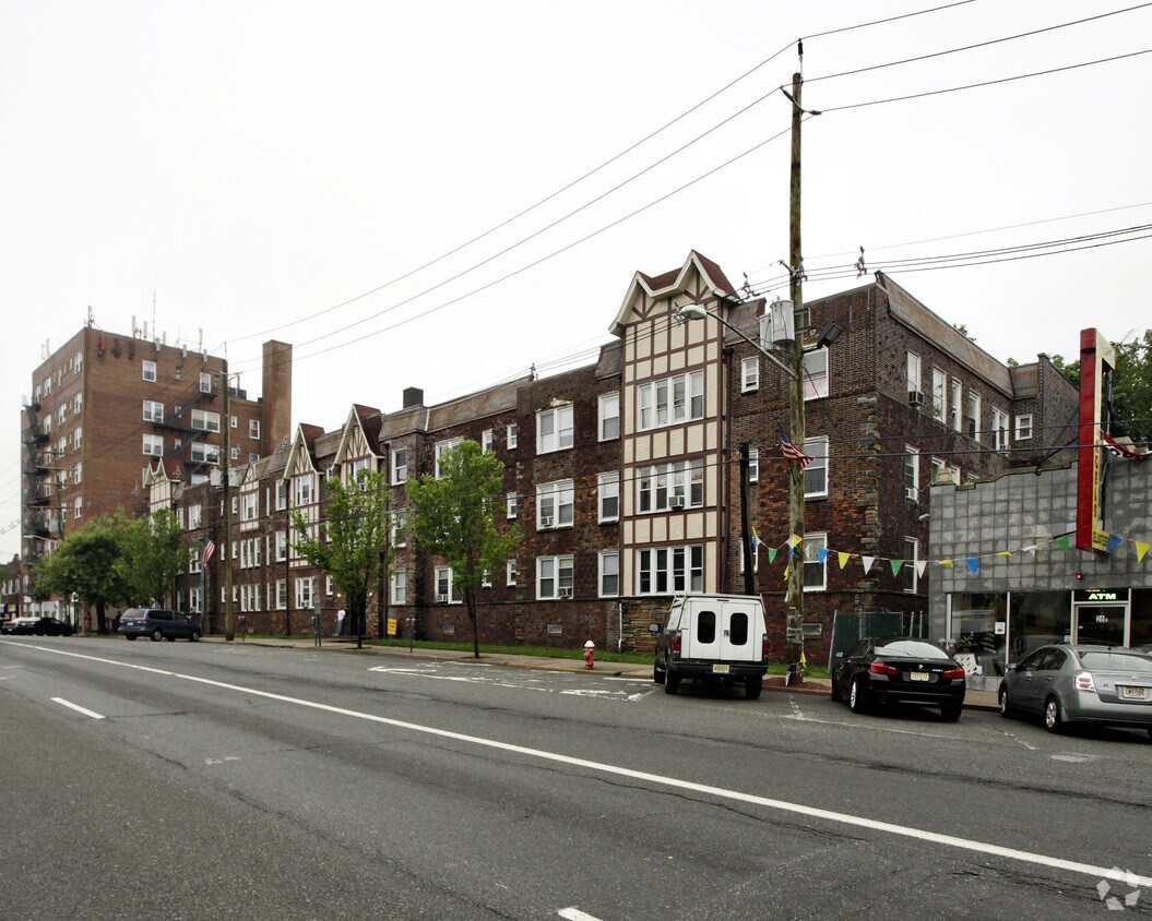 Primary Photo - 24 E Columbia Ave