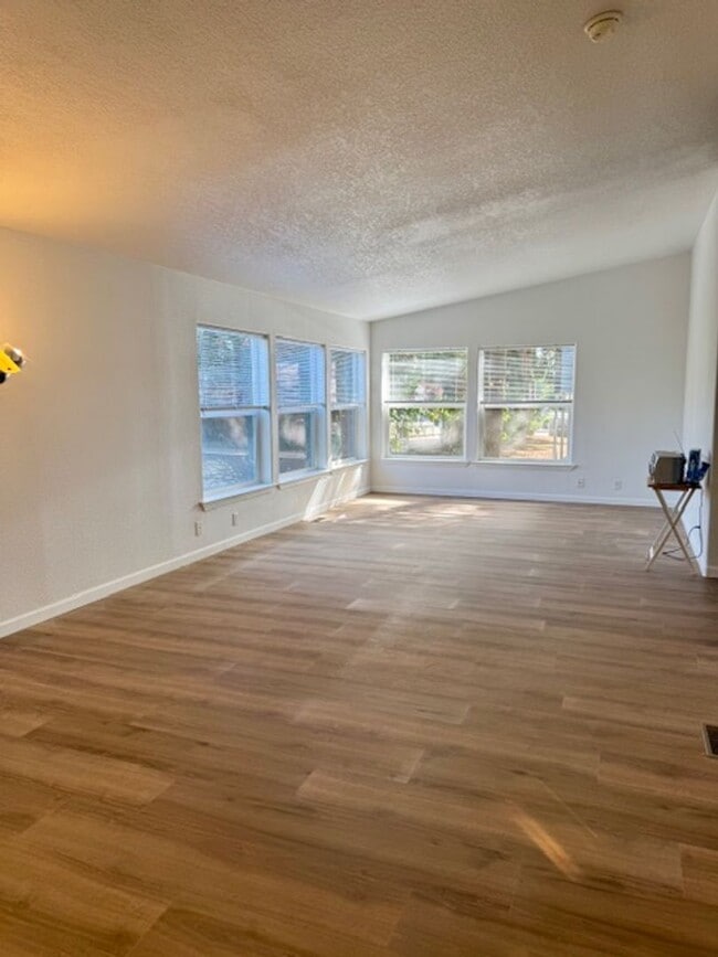 Building Photo - Remodeled Home on 1/2 Acre