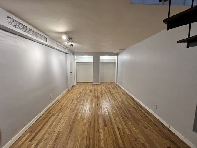 Building Photo - 40 W 76th St