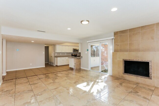 Foto del edificio - 6906 Forestview Dr