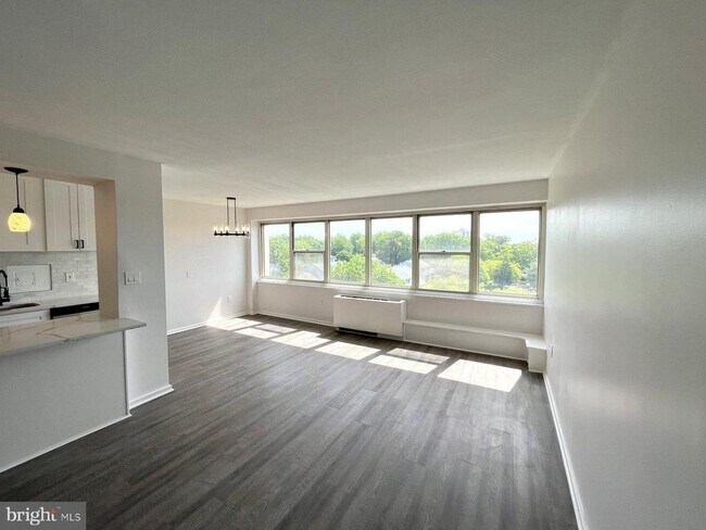 Building Photo - 705 Barclay Towers