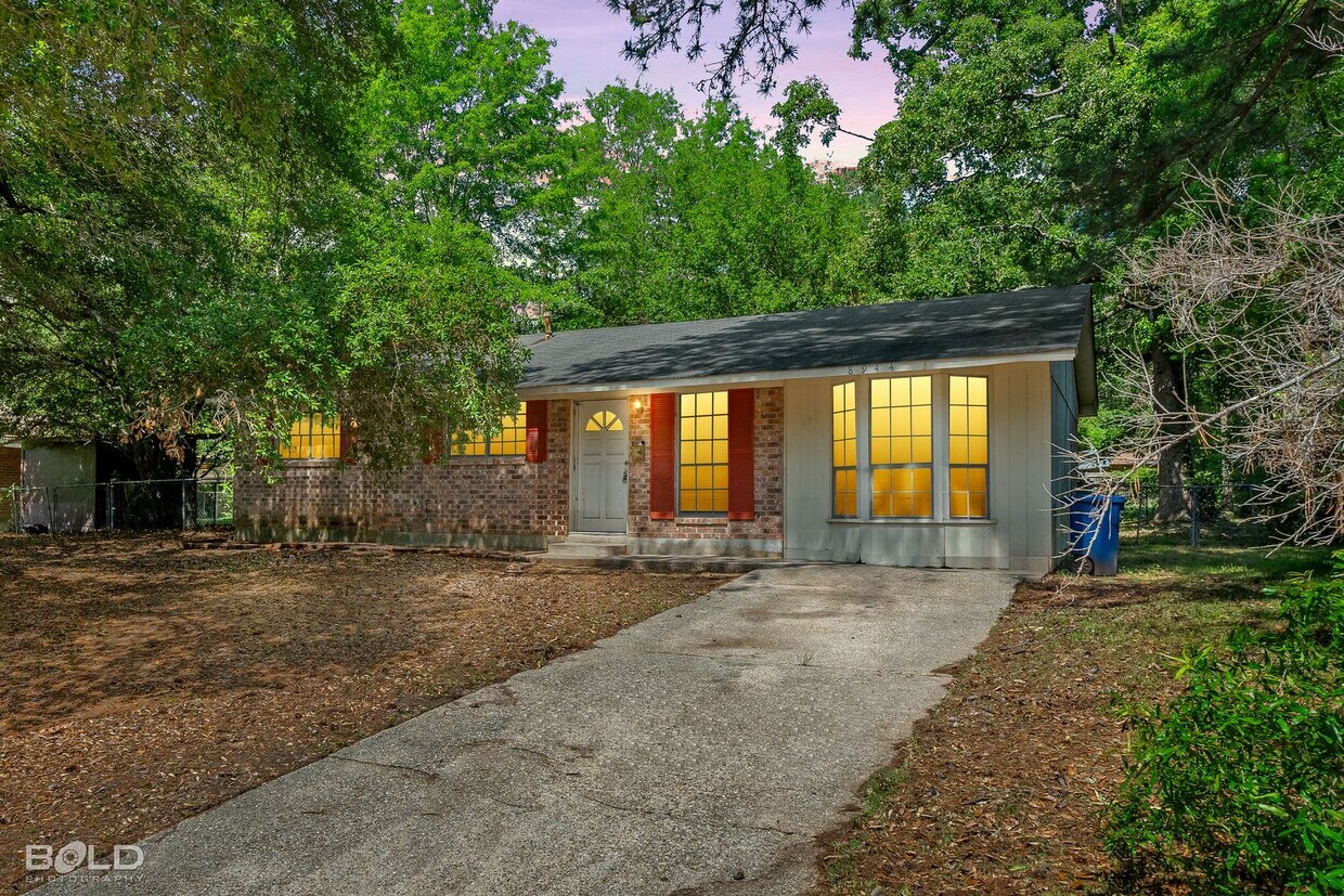 Primary Photo - Great 3 Bedroom Home in Southern Hills!
