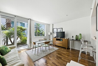 Building Photo - 555 4th St