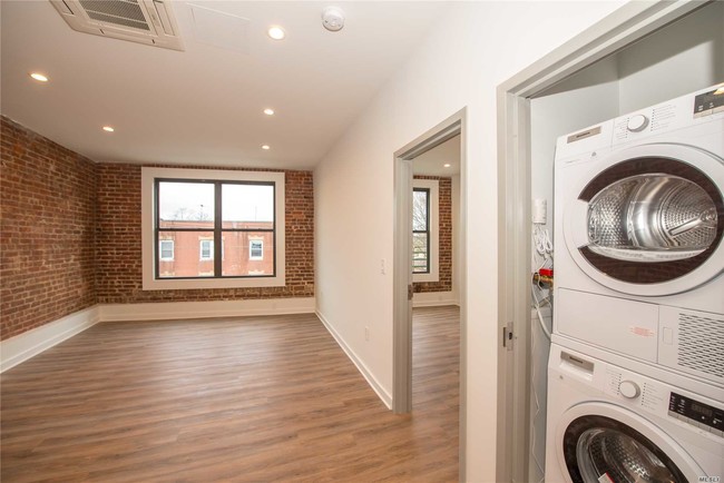 Foto del edificio - 135 Deer Park Ave