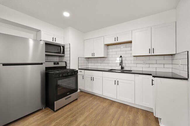 Building Photo - Spacious Single Family Home - 4 BD/2 BA