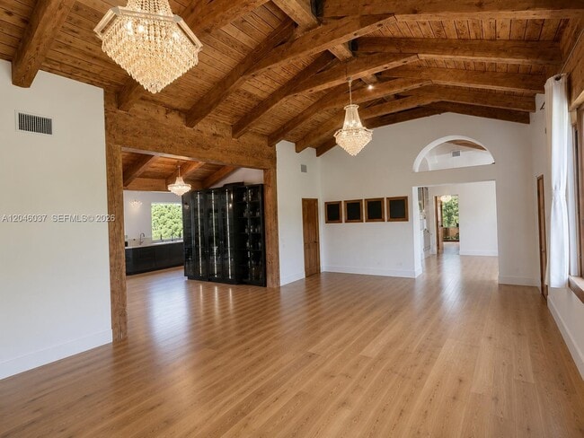 Foto del edificio - 6350 Pine Tree Dr