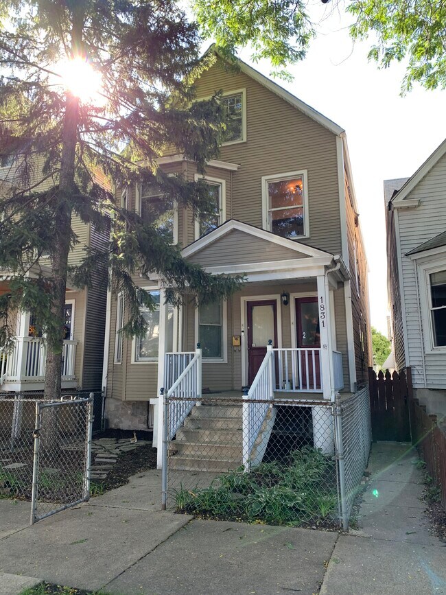 Building Photo - 1831 W Nelson St