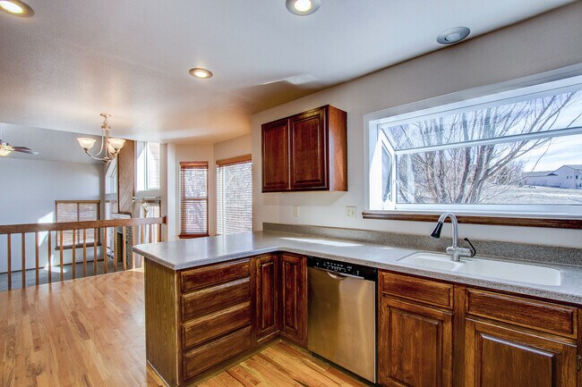 Foto del edificio - Spacious 4BR Home in Gleneagle!!!