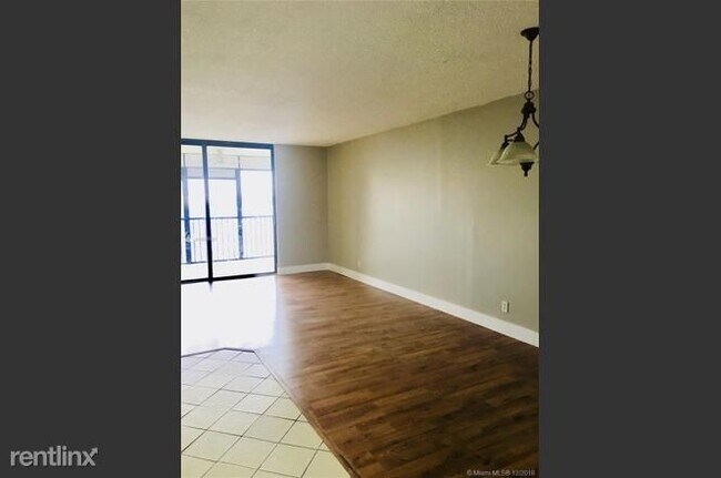 Foto del edificio - 114 Lake Emerald Dr