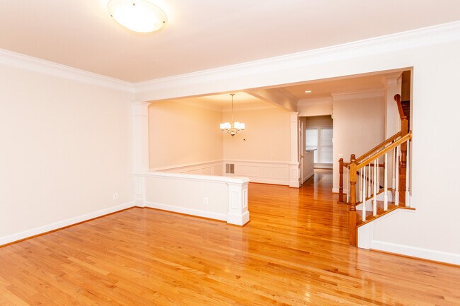 Building Photo - 2443 Huntington Park Dr