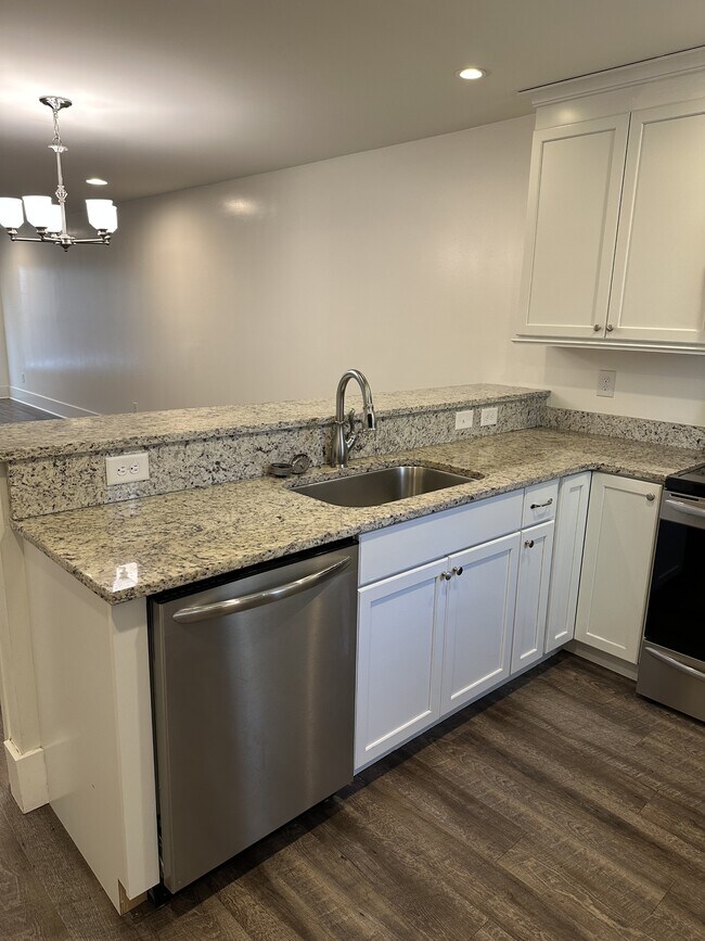 Building Photo - 95 Valley Dr