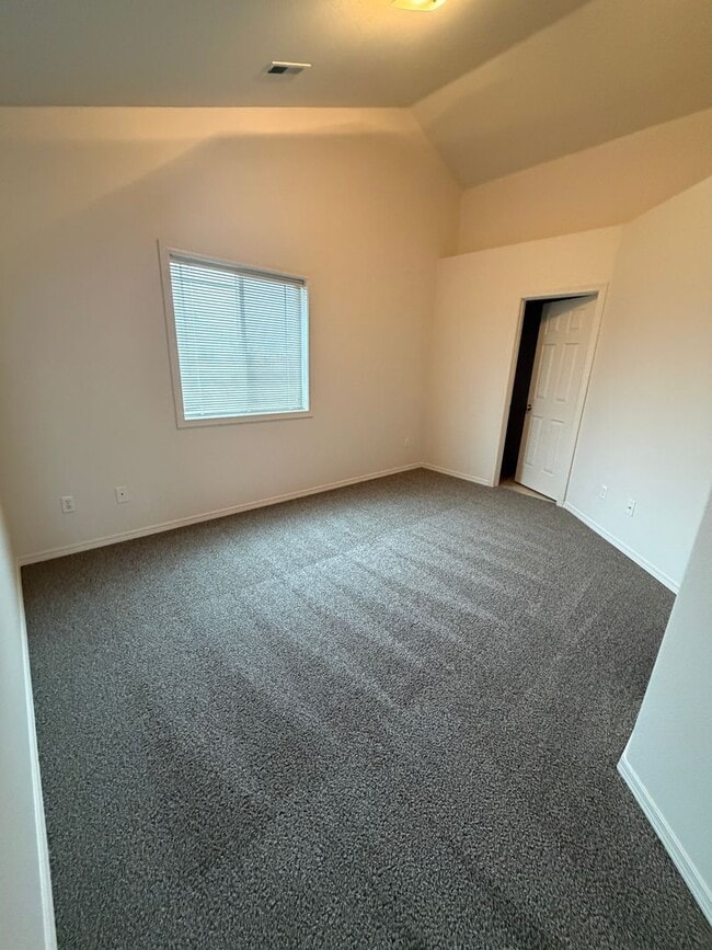 Building Photo - New paint & carpet! 2 bed 2.5 bath + bonus room townhome