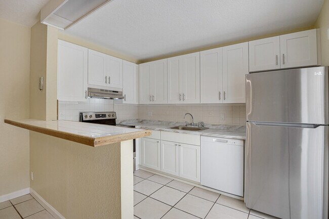 Building Photo - 145 Lake Arbor Dr