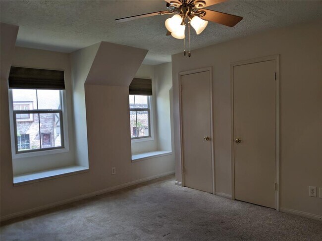 Foto del edificio - 14719 Barryknoll Ln