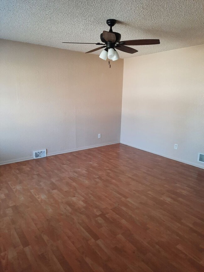 Foto del edificio - 3 BEDROOM | 2 BATH | HOUSE | SINGLE GARAGE...