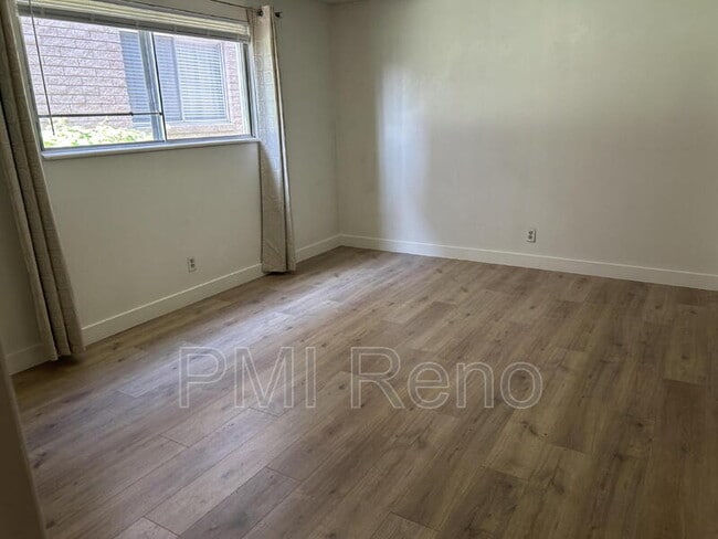 Building Photo - 372 La Rue Ave