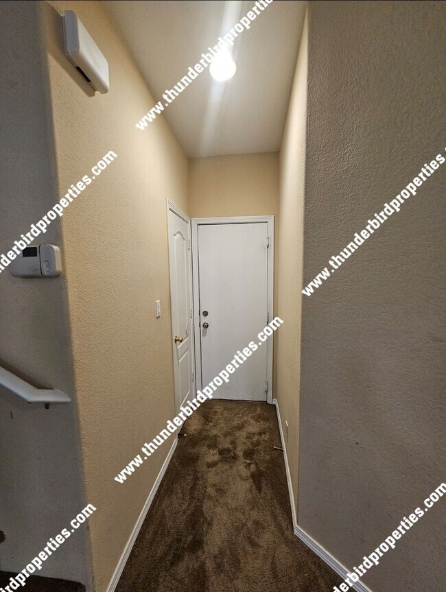 Foto del edificio - Located in a Gated community!!!