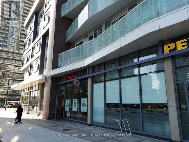 Photo du bâtiment - 4065-4065 Confederation Pkwy