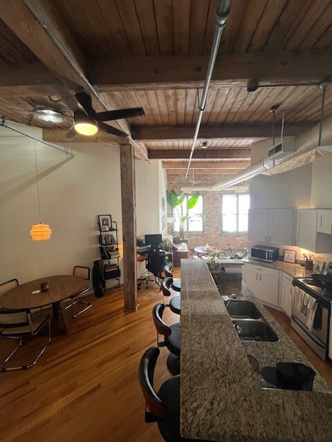 Foto del edificio - 225 W Huron St