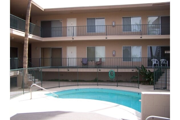 En el interior, facinf East Courtyard - 39950 Bird Ln