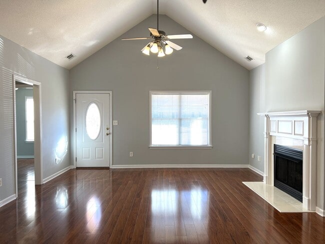 Foto del edificio - Absolutely Adorable Home Near Lake Joy Elementary