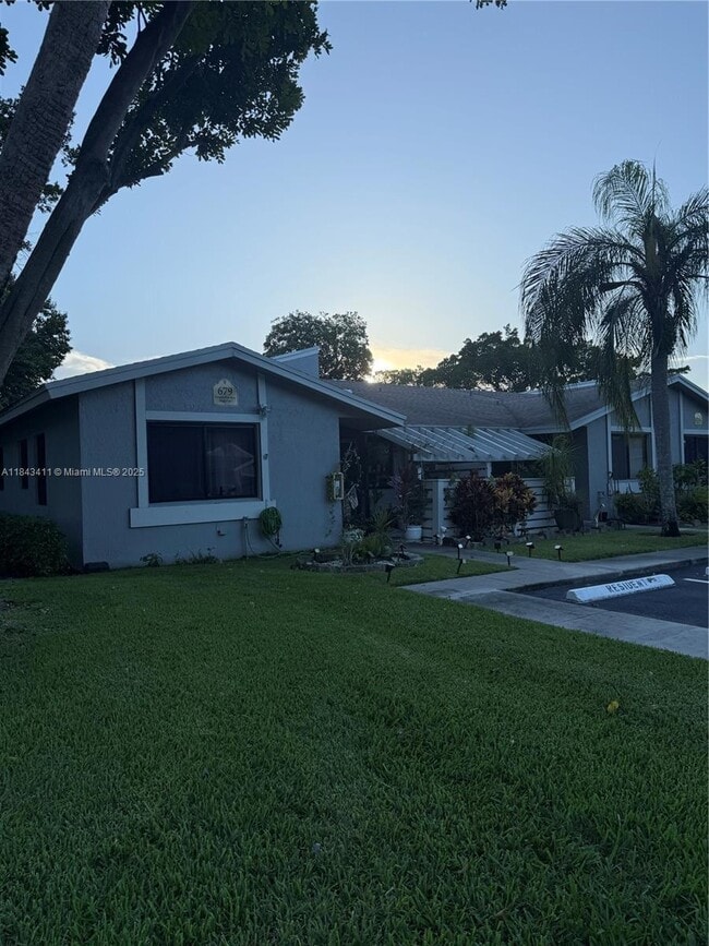 Foto del edificio - 679 Racquet Club Rd