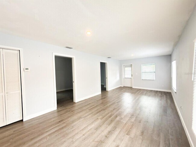 Foto del edificio - 2882 S Sanford Ave