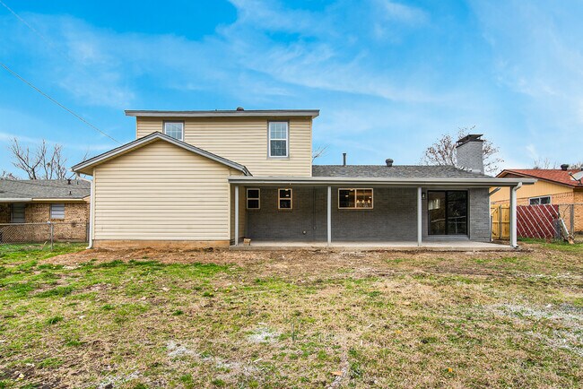 Building Photo - 813 S Valentine Dr