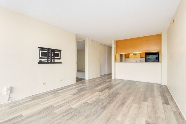 Foto del edificio - 2 bedroom 1 bath condo in Pearl 1 with 1 covered parking
