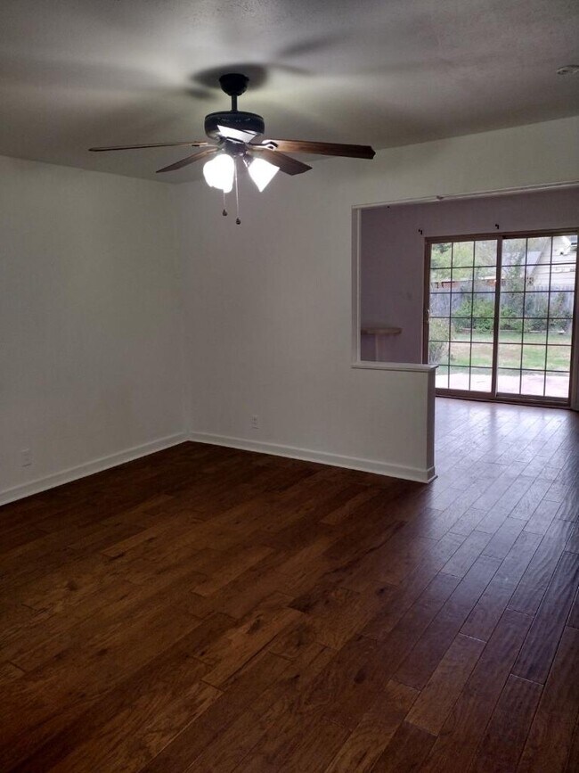 Sala de estar - 4601 Hollandale Ave