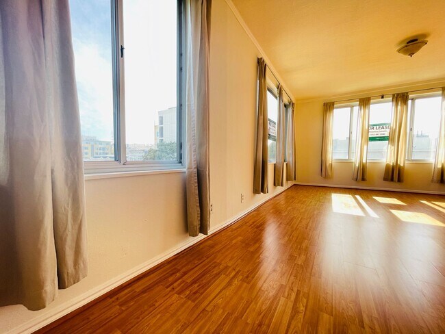 Building Photo - Spacious & Light  3 br/1.5 ba in Pacific H...