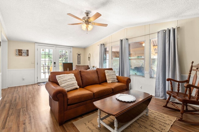 Foto del edificio - 705 Firefly Dr